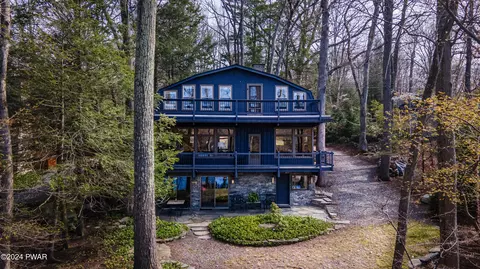 42 Lakeview Dr, Lakeville, PA 18438
