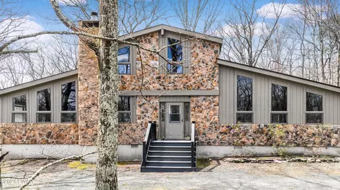 122 Canoebrook Dr, Hawley, PA 18428