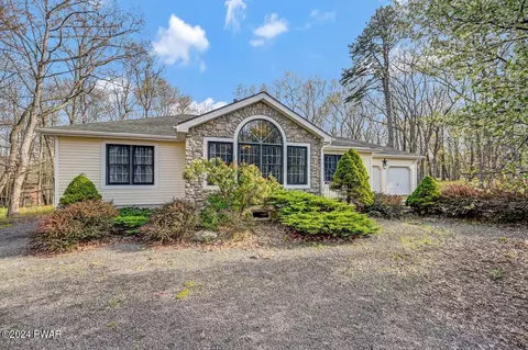 203 Lincoln Dr, Lords Valley, PA 18428