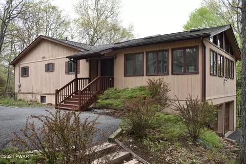 111 Cottonwood Dr, Lords Valley, PA 18428