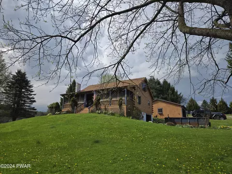 1686 Creek Dr, Waymart, PA 18472