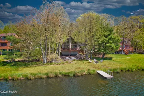 154 N Woods Ln, Dingmans Ferry, PA 18324