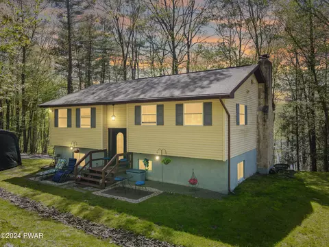 157 Water View Dr, Hawley, PA 18428