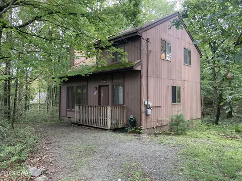 223 Comstock Dr, Hawley, PA 18428