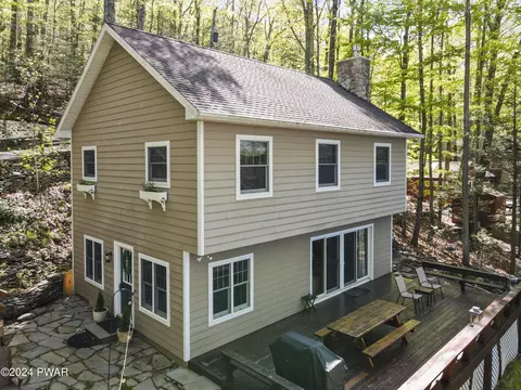 47 Overlook Rd, Lakeville, PA 18438