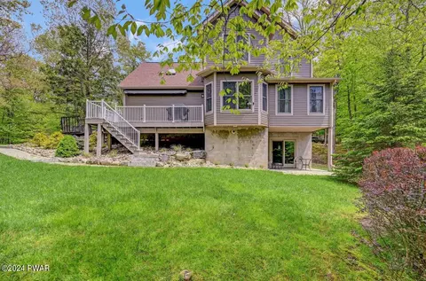 101 Rosewood Dr, Greentown, PA 18426