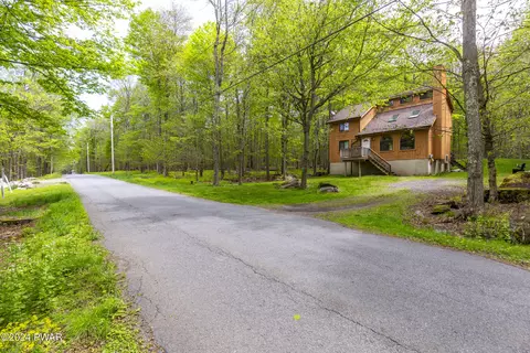 1113 Spring Ln, Gouldsboro, PA 18424