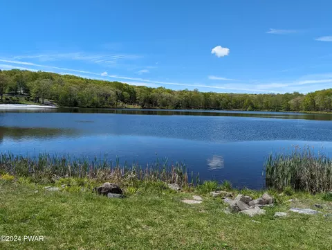 244 Lakewood Dr, Milford, PA 18337