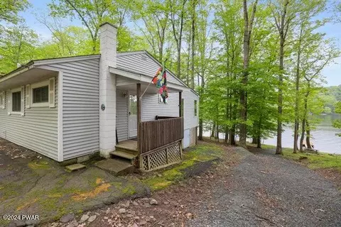 62 Lakeview Dr, Lakeville, PA 18438