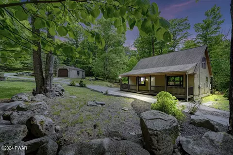 242 Rocky Mountain Dr, Greentown, PA 18426