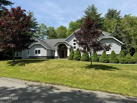 109 Winding Wall Dr, Hawley, PA 18428