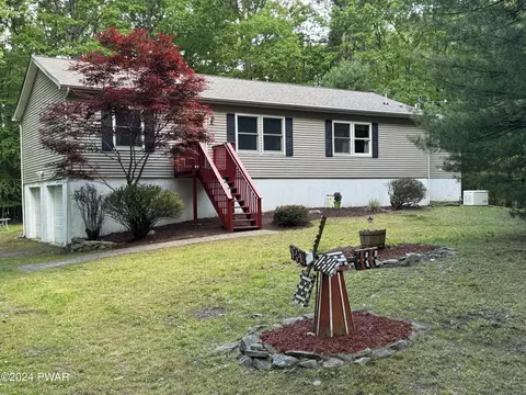 132 Hobblebush Dr, Milford, PA 18337