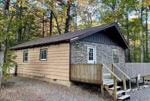 104 Lone Oak Dr, Lakeville, PA 18438