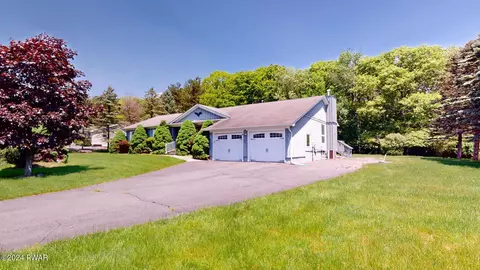 139 Fairway Dr, Lords Valley, PA 18428