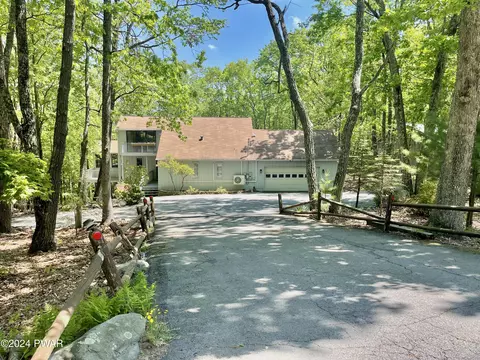 119 Washington Dr, Lords Valley, PA 18428