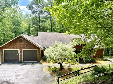 41 Tennis Club Cir, Lakeville, PA 18438