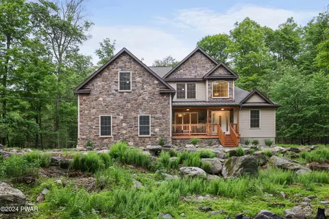 194 Rocky Mountain Dr, Greentown, PA 18426