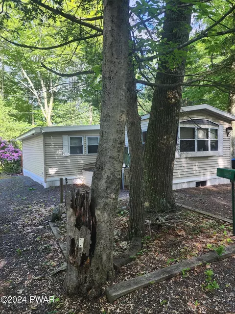 146 Buckhead Pk Cir, Greentown, PA 18426