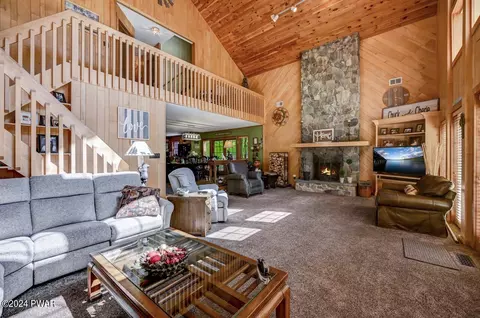 802 Peyton Pl, Lords Valley, PA 18428