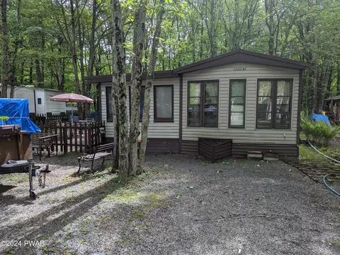 113 Navajo Ln, Shohola, PA 18458