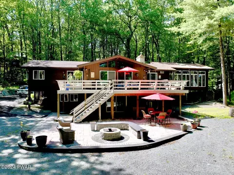 903 Dogwood Ct, Lords Valley, PA 18428