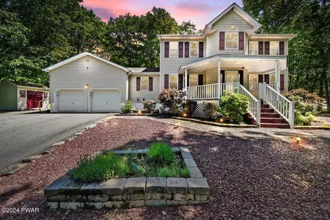 800 Sunset Ct, Lords Valley, PA 18428
