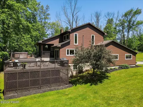 17 Deer Ln, Honesdale, PA 18431