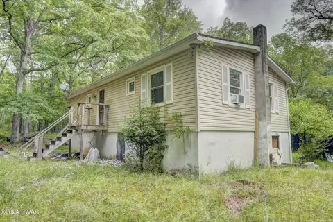 108 Oriole Ct, Hawley, PA 18428