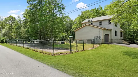 112 Glenbrook Dr, Dingmans Ferry, PA 18328