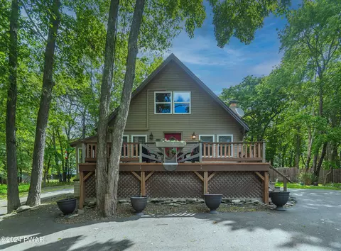 102 Dove Ct, Milford, PA 18337