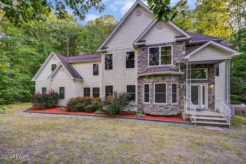122 Corral Ln, Lords Valley, PA 18428