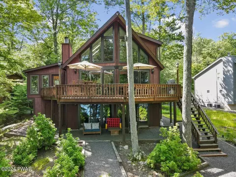 1442 Lakeland Dr, Lake Ariel, PA 18436