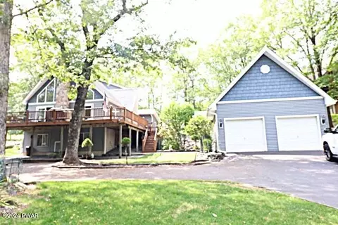 135 Heritage Dr, Lackawaxen, PA 18435