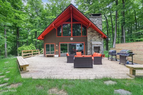 106 Tamarack Ln, Greentown, PA 18426