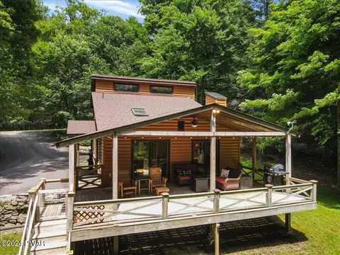 151 Arrowhead Cir, Newfoundland, PA 18445