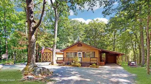 425 Maple Ridge Dr, Hawley, PA 18428