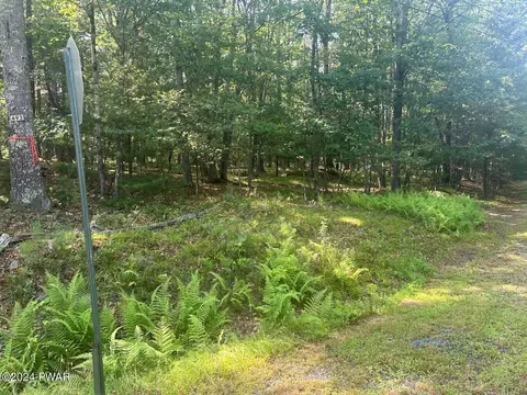 693 Clubhouse Dr, Hawley, PA 18428