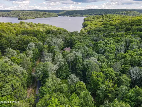 96 N Lake Loop Rd, Lake Ariel, PA 18436