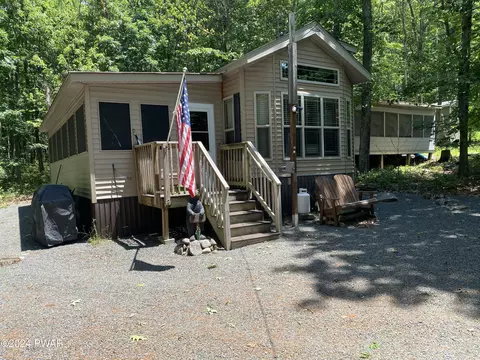 149 Arapajo Dr, Shohola, PA 18458