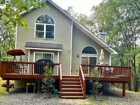 122 Sandstone Dr, Dingmans Ferry, PA 18328