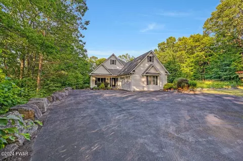 103 Cottonwood Dr, Lords Valley, PA 18428