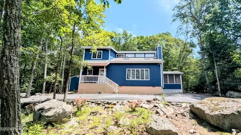 211 Stirrup Ln, Lords Valley, PA 18428