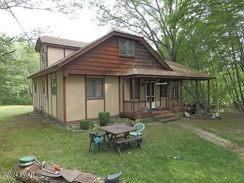 102 Meadow Ridge Ct, Dingmans Ferry, PA 18328