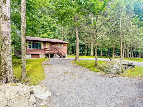 32 Hibernation Rd, Lake Ariel, PA 18436
