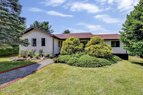 100 Overlook Ln, Hawley, PA 18428