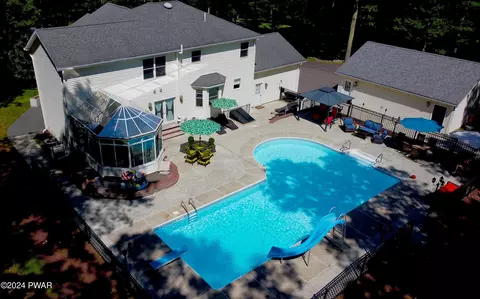 1061 Dewberry Dr, Hawley, PA 18428