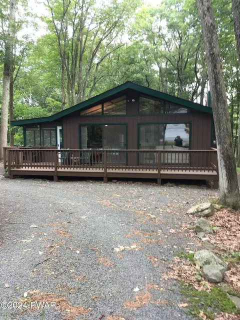 125 Rodeo Dr, Lords Valley, PA 18428