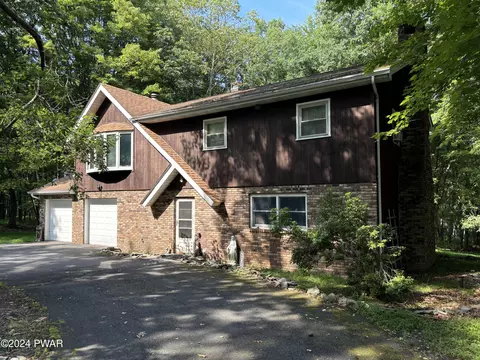 141 Friendship Dr, Hawley, PA 18428