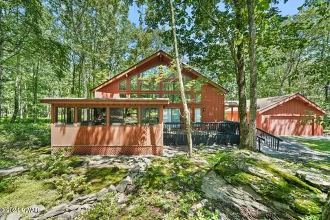 226 Maple Ridge Dr, Lords Valley, PA 18428