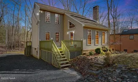 318 Otter Ct, Bushkill, PA 18324